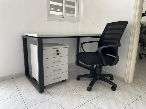 ⁦שולחן משרדי דגם חלון שחור⁩ – תמונה ⁦2⁩